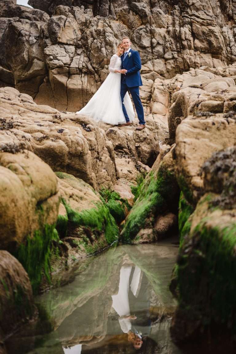 Wedding couple eloping to Cornwall - Cornwall Elopement Guide