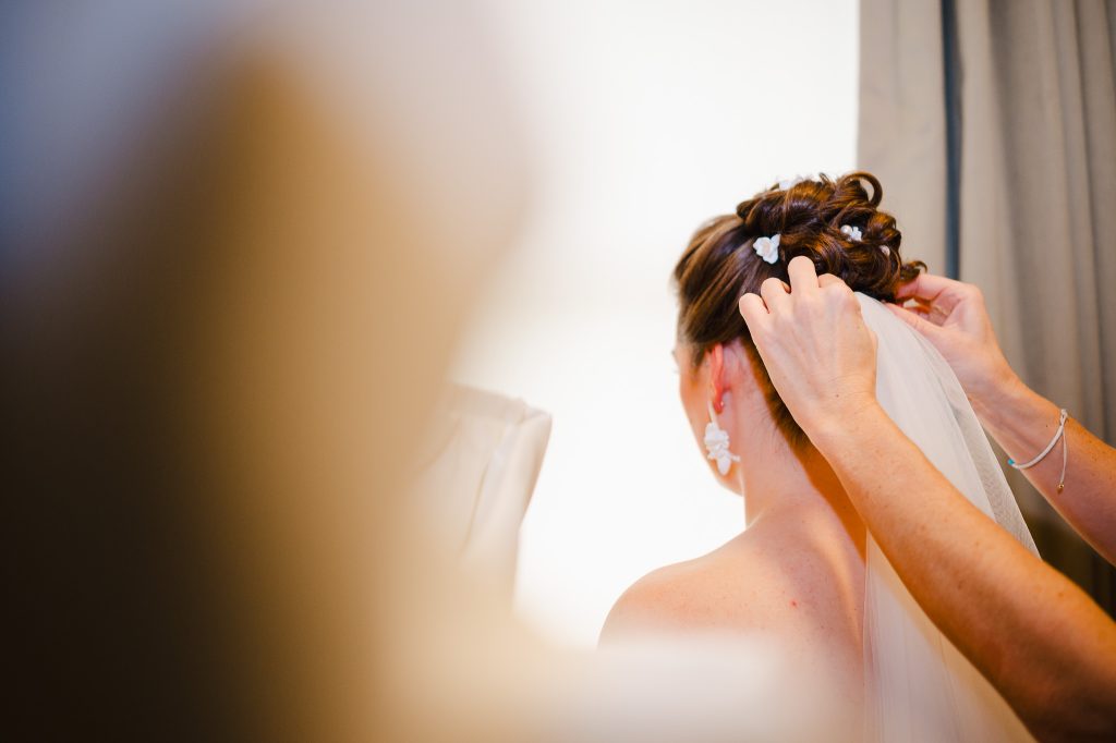 Putting in of the brides veil