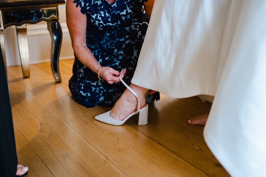 Bridal Party getting ready for a winter wedding at Rockbeare Manor