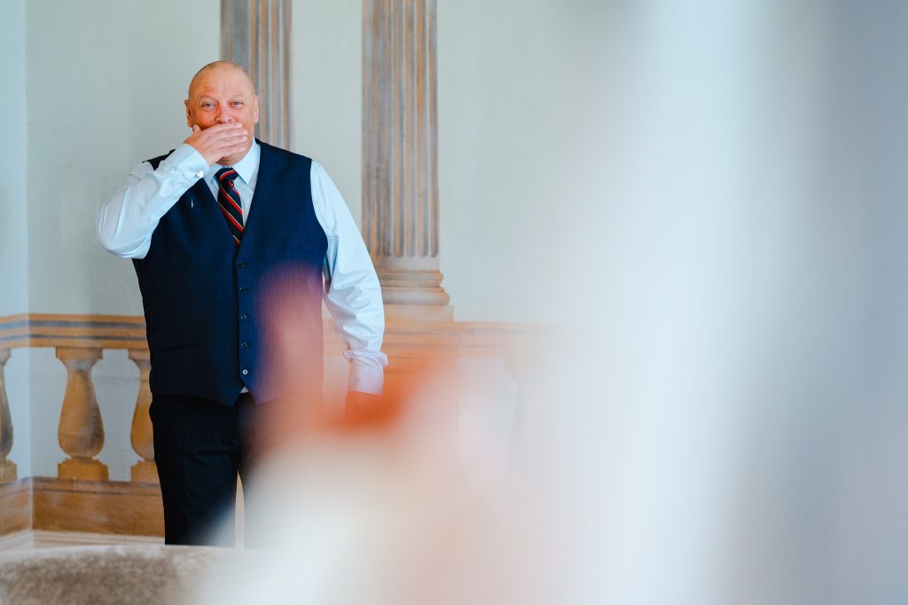 Father of the bride sees bride for the first time