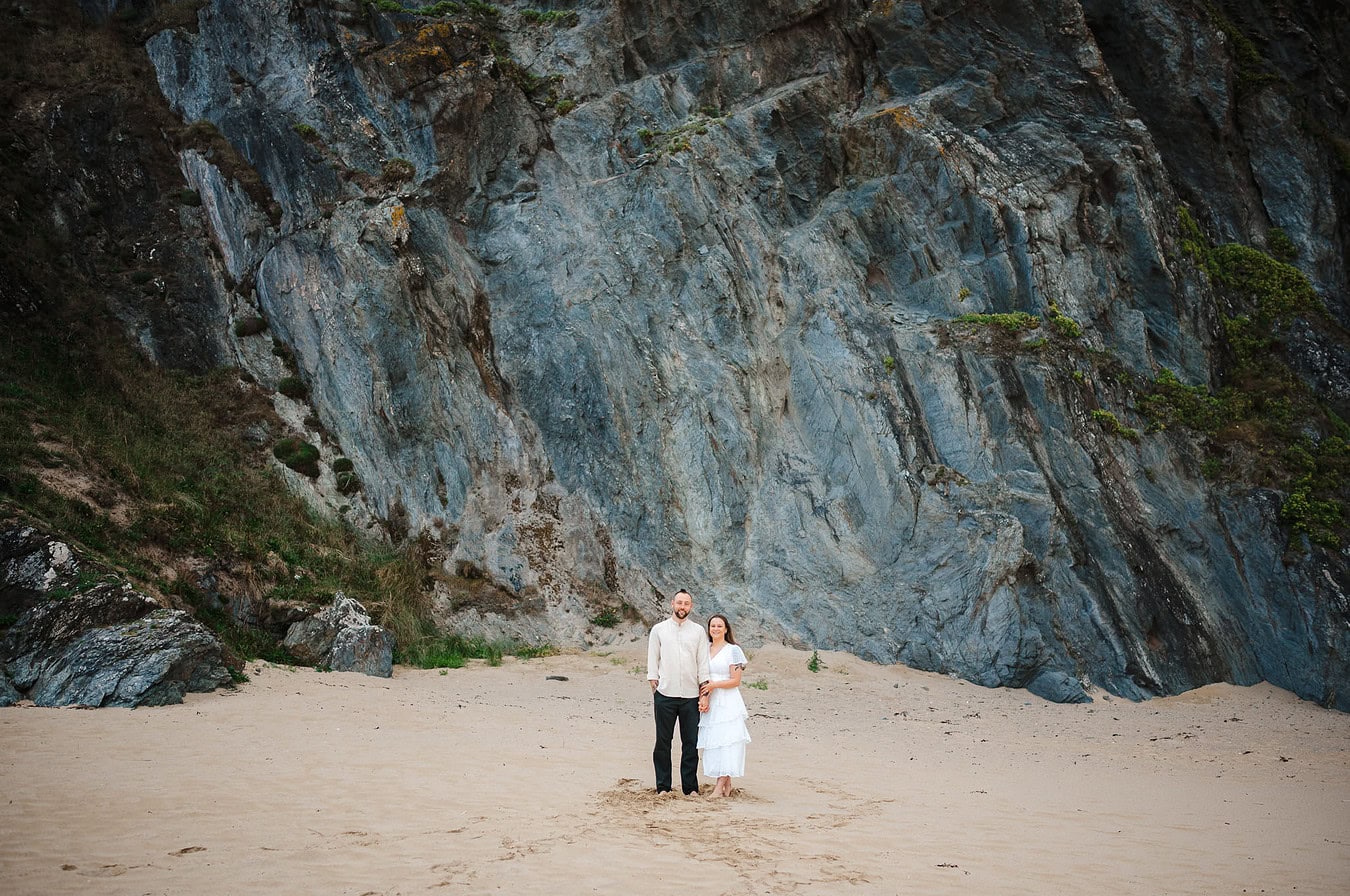 Having an epic elopement wedding photo in nature is a must on your elopement day, like this one in Cornwall